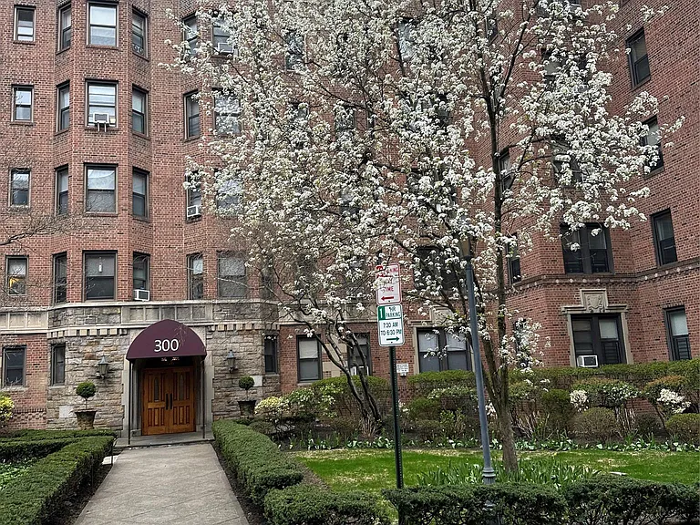 300 Main St #6K — Photo 2