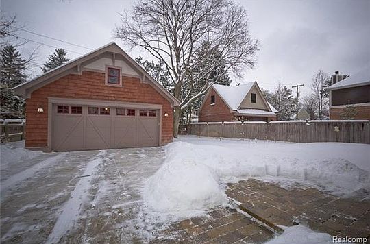 5th image of 704 Hanna St