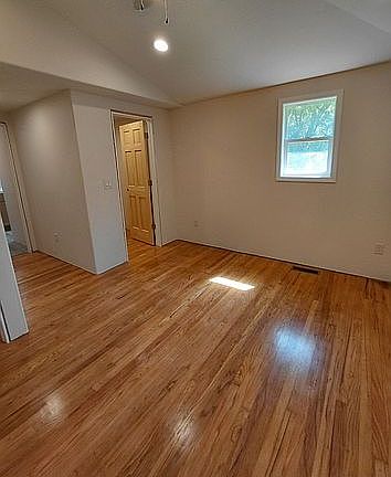 5th image of 15527 Wicker Ave