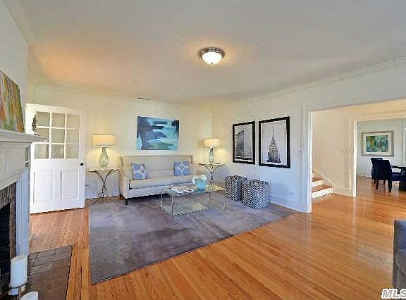 4th image of 310 Ellington Ave E