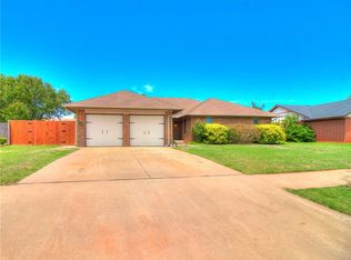 609 NE 15th St, Moore, OK 73160