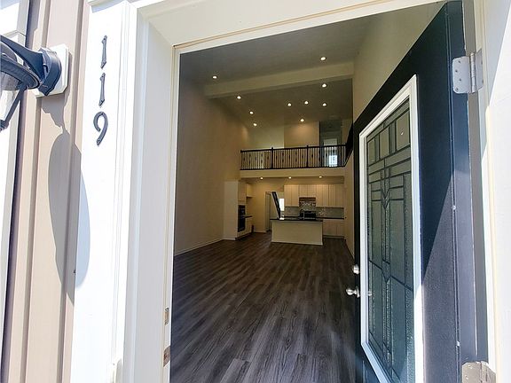 3rd image of 119 Blue Bird Ln