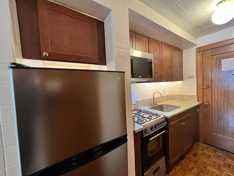 2738 N Pine Grove Ave — Photo 57