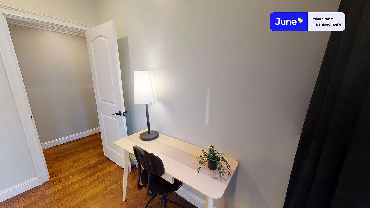 Queen bedroom in 4 bed/1.5 bath home in Brighton #569 D — Photo 4