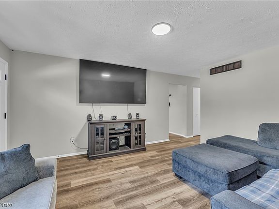4th image of 901 Jean Ave