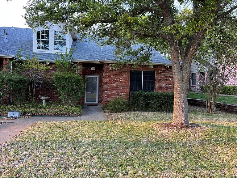 829 Ash Grove Ln — Photo 3