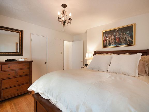 4th image of 4312 Marquette Ave NE