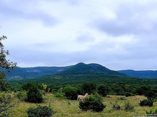 3049 N Little Creek Rd, Utopia, TX 78884