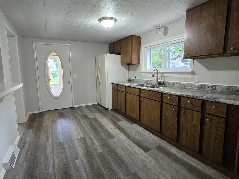 517 Bond St — Photo 3