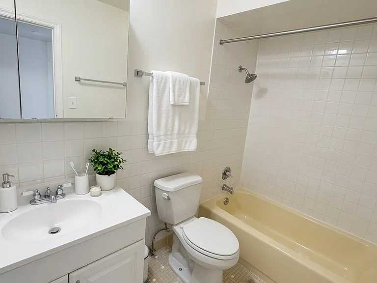 5686 N Elston Ave — Photo 4