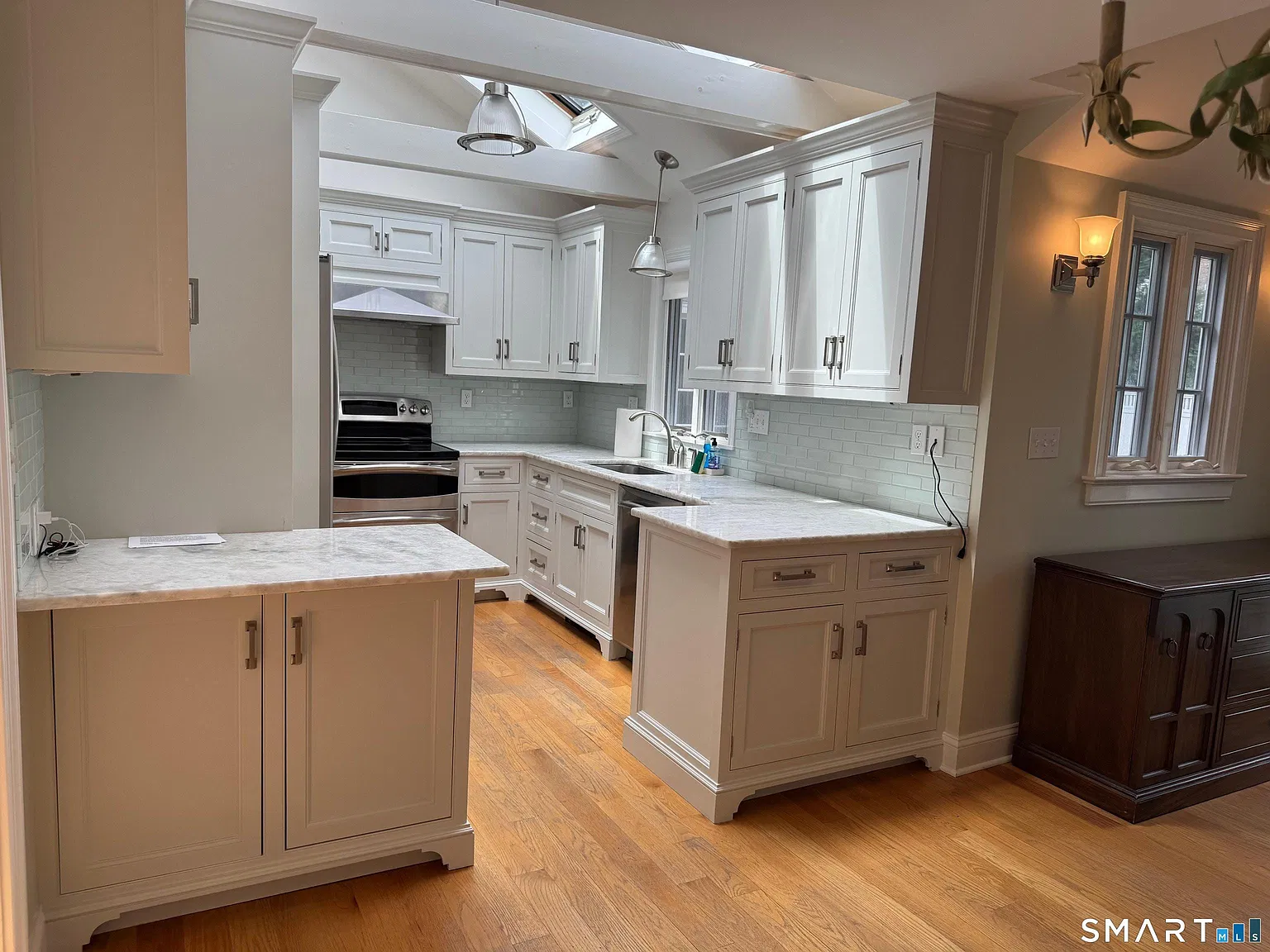 3 bed, 2.0 bath, 1624 sqft, $9,500 — Photo 2