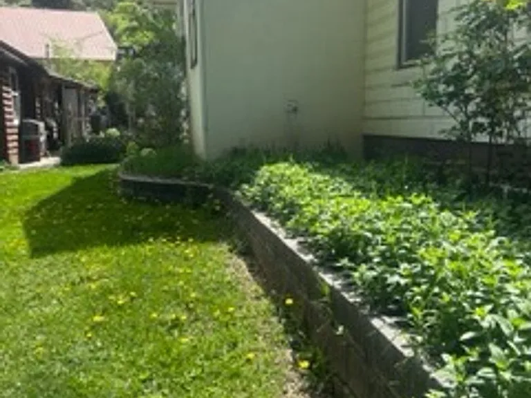 702 Bennett Ave — Photo 2