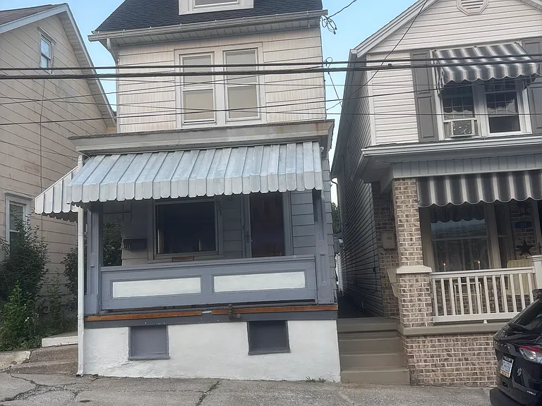 221 East St — Photo 23