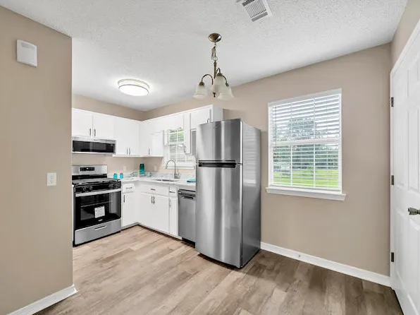 863 E Nelson Ave, Defuniak Springs, FL 32433