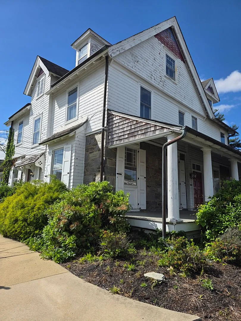 1858 Guernsey Ave — Photo 1