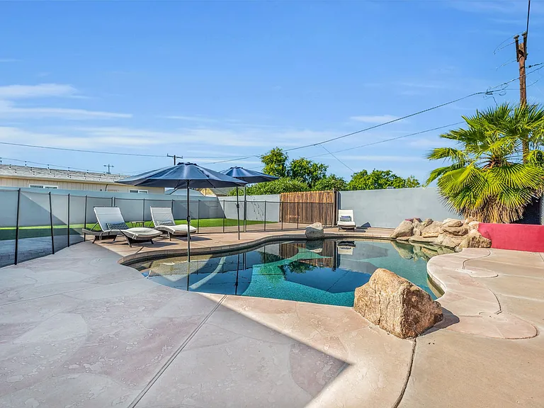 1942 E Mitchell Dr — Photo 19