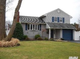212 Marilynn St, East Islip, NY 11730