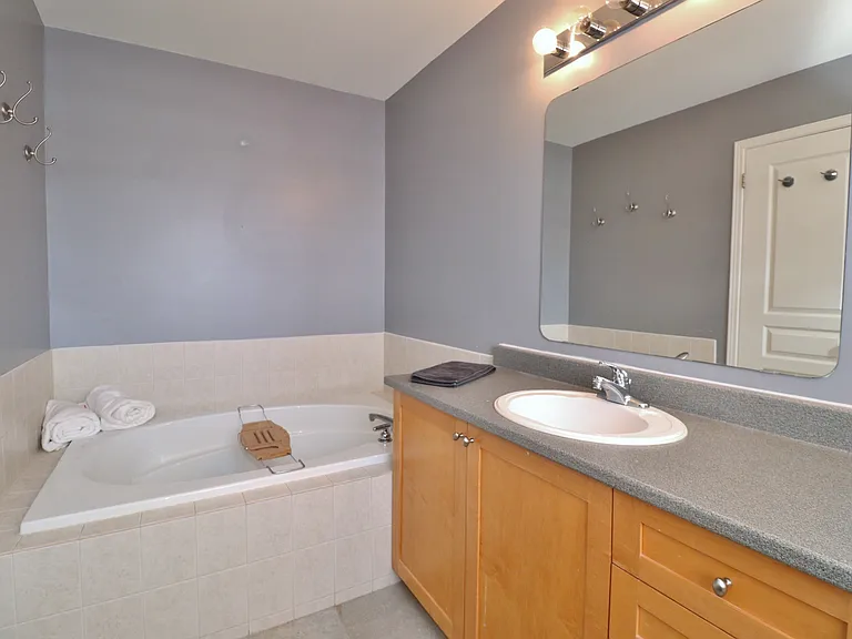 2216 Brockstone Cres — Photo 25