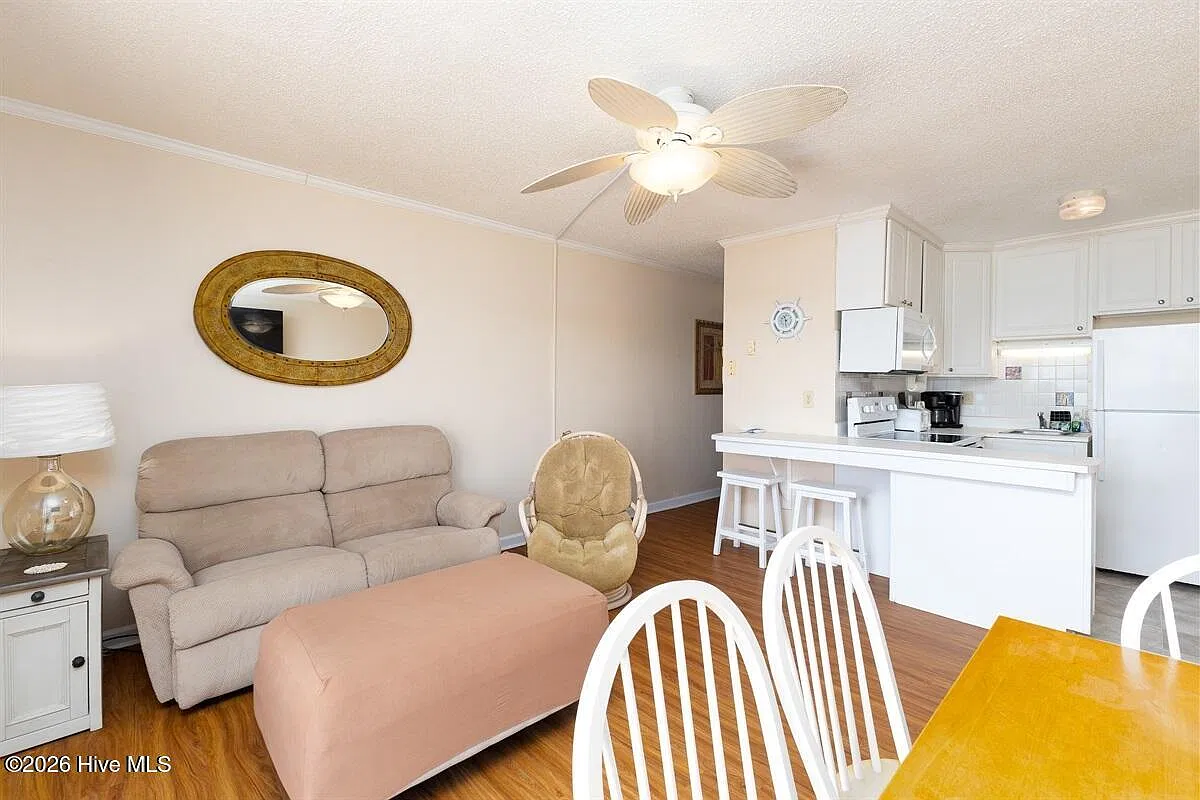 1 bed, 1.0 bath, $1,350 — Photo 2