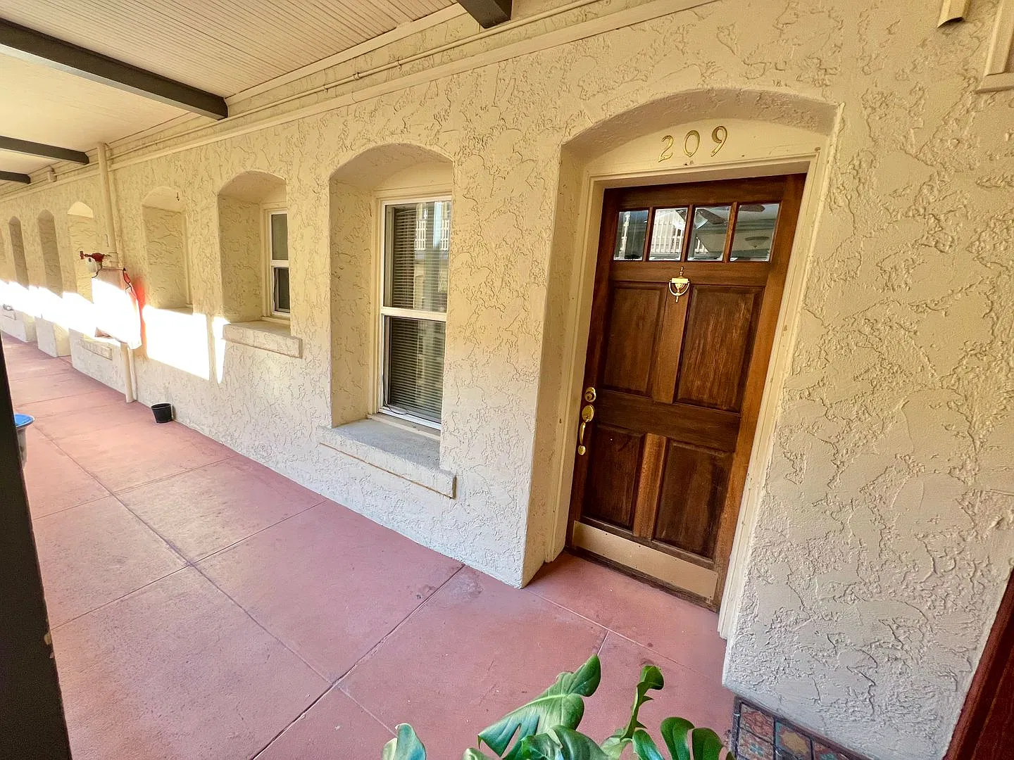 Charming Vintage 1-Bedroom Near Downtown Long Beach Pet Friendly & Full of Character! — Photo 3