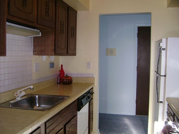 3rd image of 2013 Country Club Dr APT 6