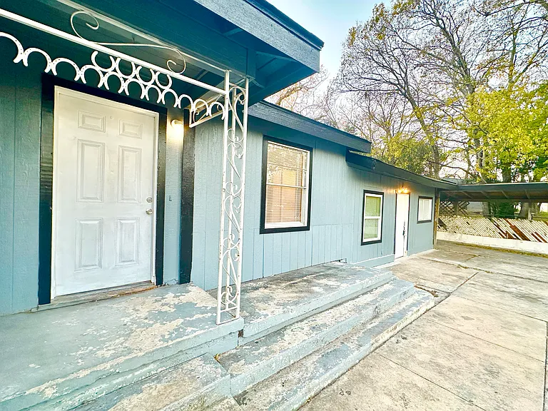 104 E Fowler Ave — Photo 9