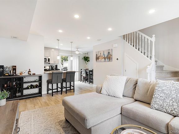 4th image of 40 Raily Ct