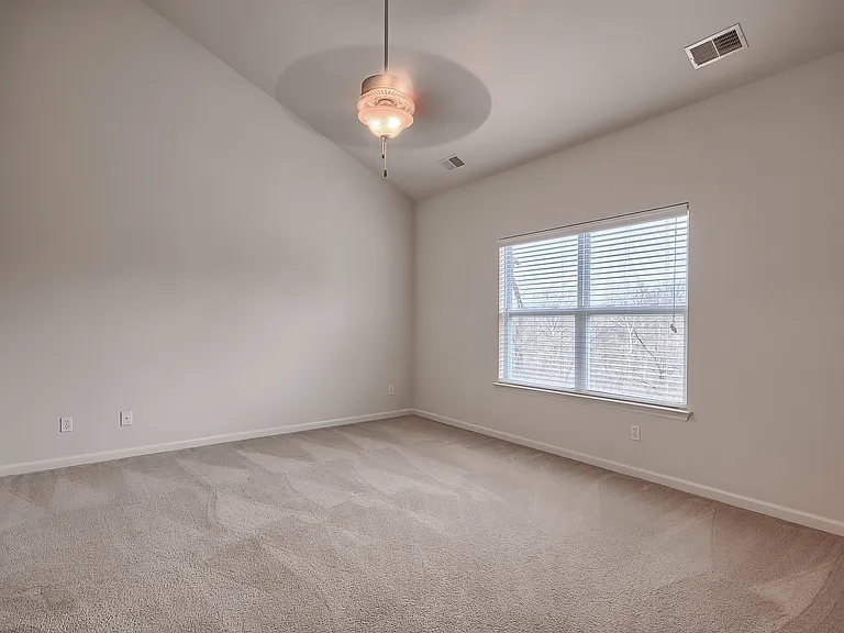 (065) Oakridge Apartments — Photo 10