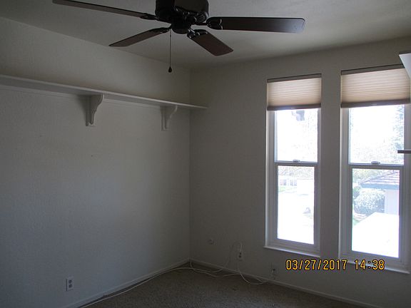 each bedroom has ceiling fan