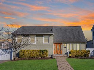 855 W Bay Dr, West Islip, NY 11795
