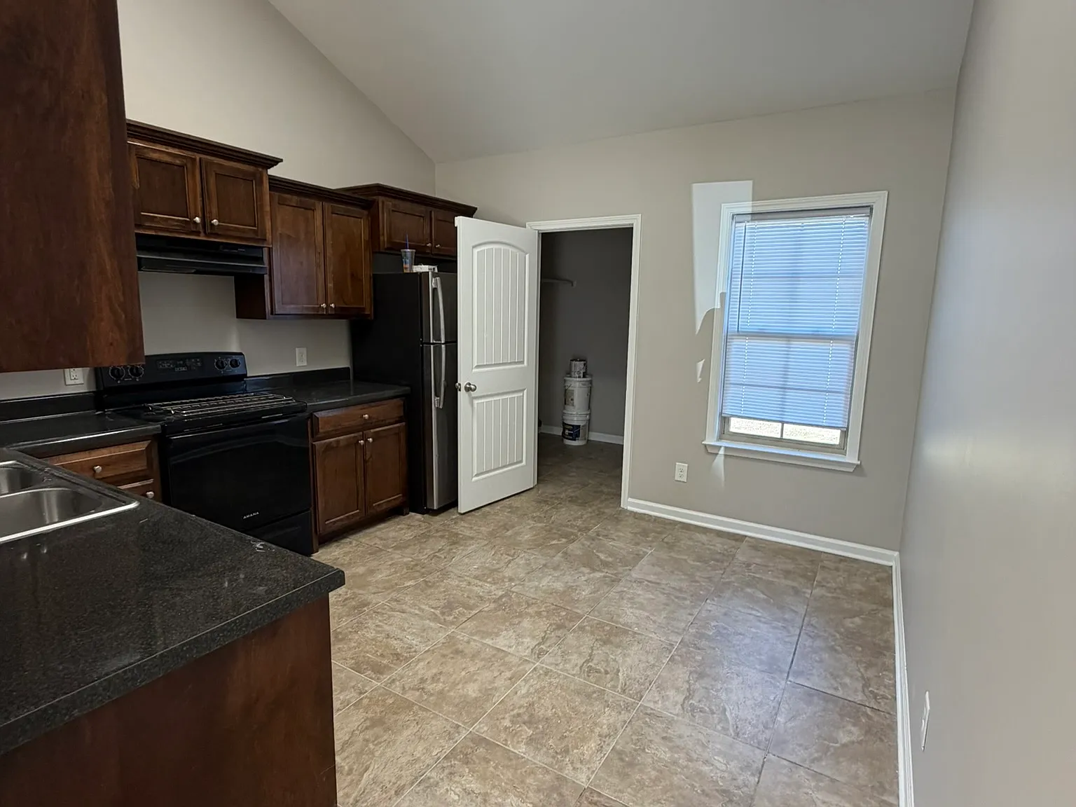 3 bed, 1100 sqft, $1,800 — Photo 3