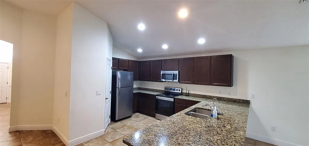 4 bed, 2.5 bath, 1844 sqft, $2,150 — Photo 3