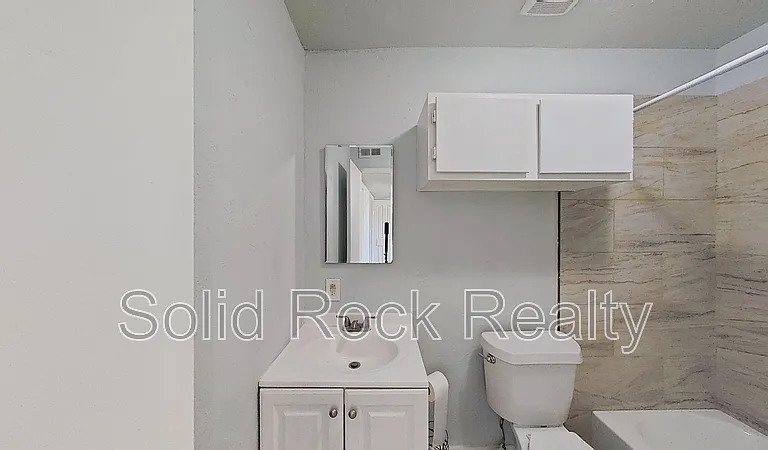 714 E 3rd St #1 — Photo 8