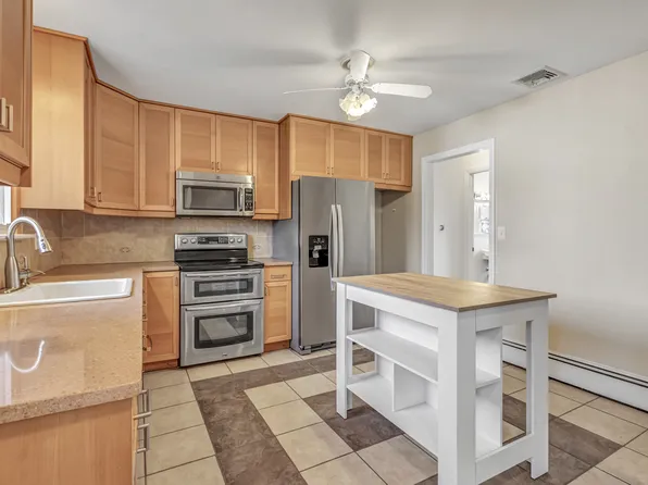 4 Soundview Ave, Trumbull, CT 06611