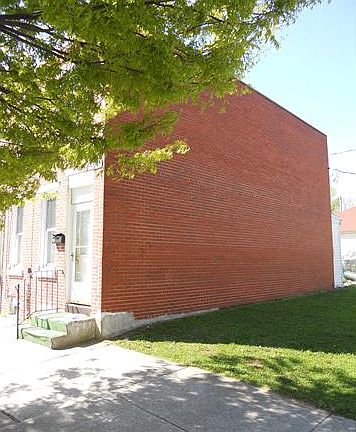 Brick End Unit w/ Side Yard