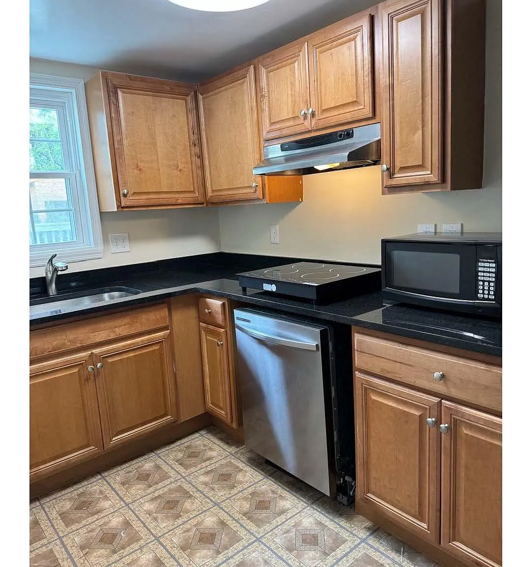 1 bed, 1.0 bath, 4584 sqft, $2,100 — Photo 4