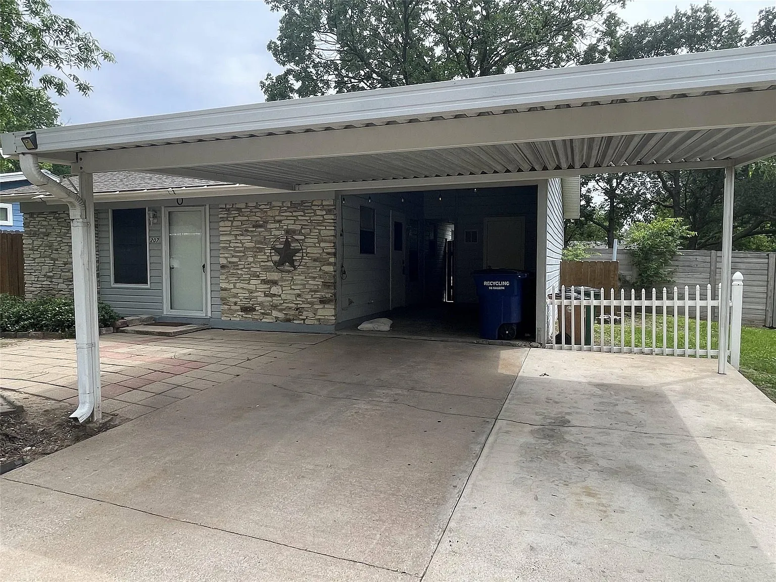 3 bed, 1.0 bath, 840 sqft, $2,200 — Photo 2