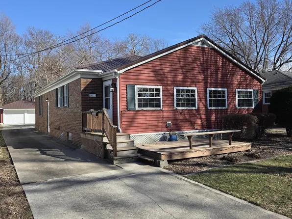 911 Brown Ave, Galesburg, IL 61401