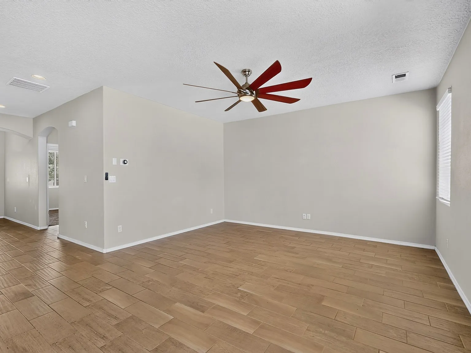 5 bed, 2917 sqft, $3,000 — Photo 2