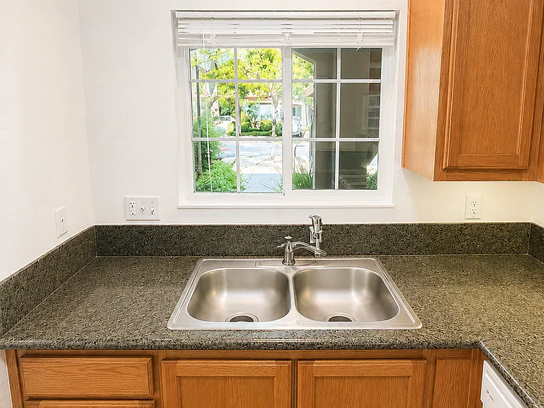 Hartford Square Apartments — Photo 13