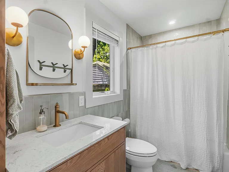 103 Hastings Ave — Photo 15