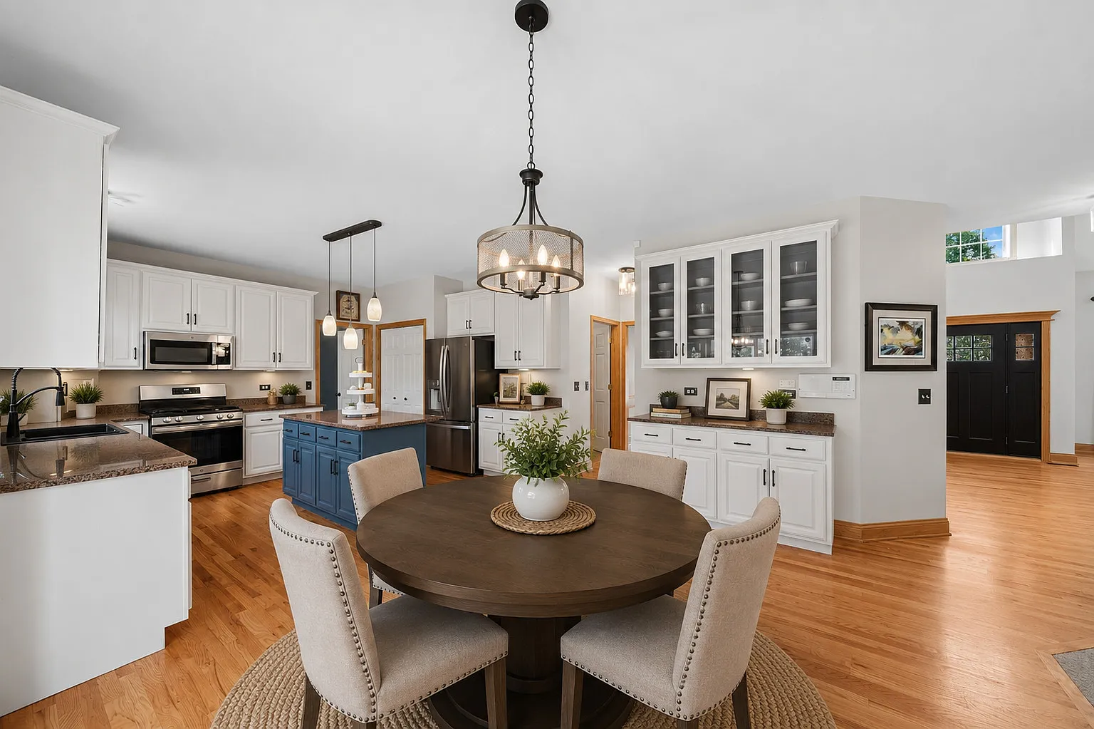5 bed, 3.5 bath, 3286 sqft, $4,200 — Photo 3