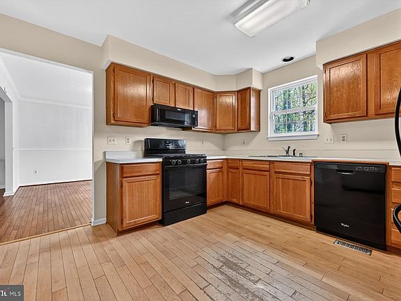 4th image of 111 Janwall St