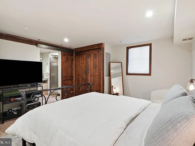 124 Mary St #B — Photo 25