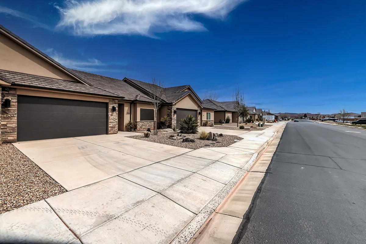 Building Photo - 254 W 200 S