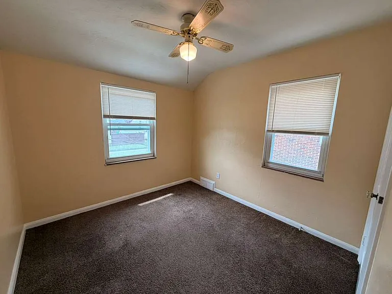 706 W Gramercy Ave — Photo 14