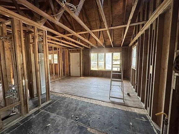 4th image of 602 Rose Hill Pkwy