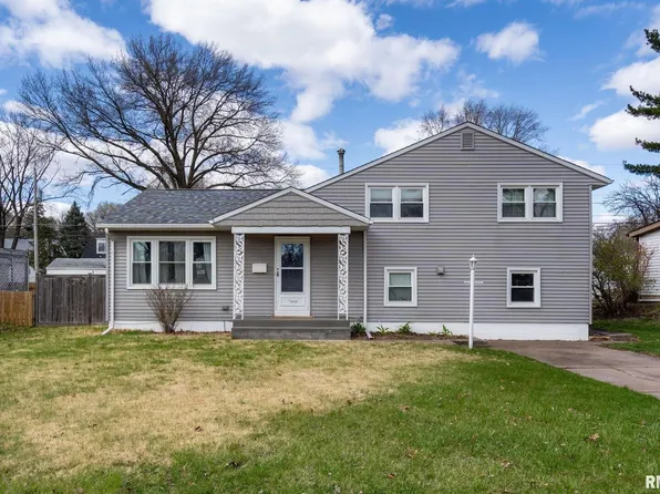 932 Jones St, Bettendorf, IA 52722