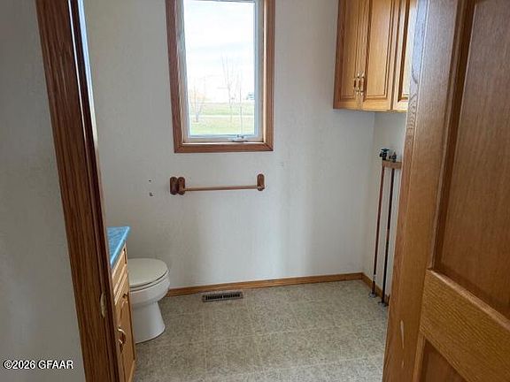 5th image of 504 Hilltop Dr