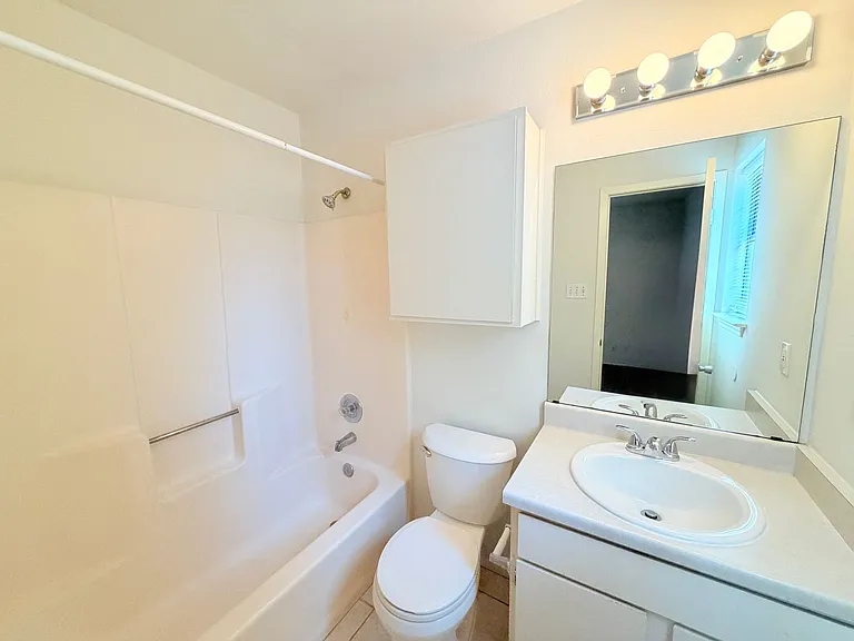 405 Parkhill Cv — Photo 17
